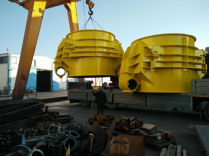 Große Schweißbaugruppen beim Verladen für den Transport – Lohnfertigung Lohmann Engineering