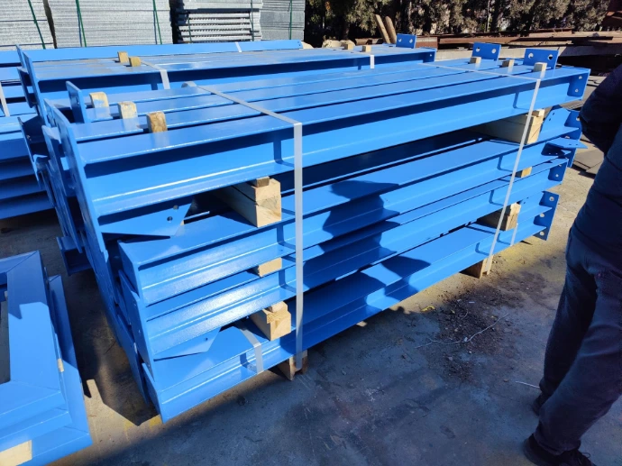 Stahlbaukonstruktionen verpackt und versandbereit für den Transport – Lohnfertigung Lohmann Engineering